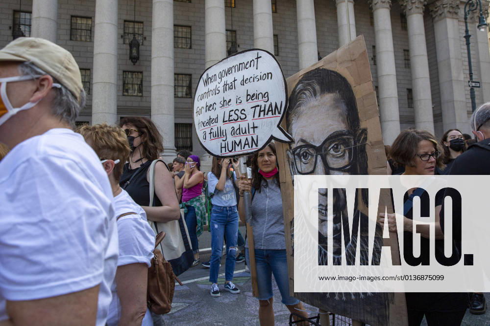 IMAGO ICONS: Ruth Bader Ginsburg Berühmte Feministinnen, Ruth Bader Ginsburg October 2, 2021, New York, New York, USA: JULIA ALBORES (center) & JULIE PEPPITO hold Ms Peppito s sign quoting Ruth Bader Ginsburg at the Rally For Abortion Justice in lower Manhattan. A coalition of organizations have mobilized nationwide protests on Oct. 2 to call for abortion access for all. The actions for reproductive justice occur ahead of the Supreme Court reconvening on Oct. 4. New York USA - ZUMAr174 20211002_znp_r174_047