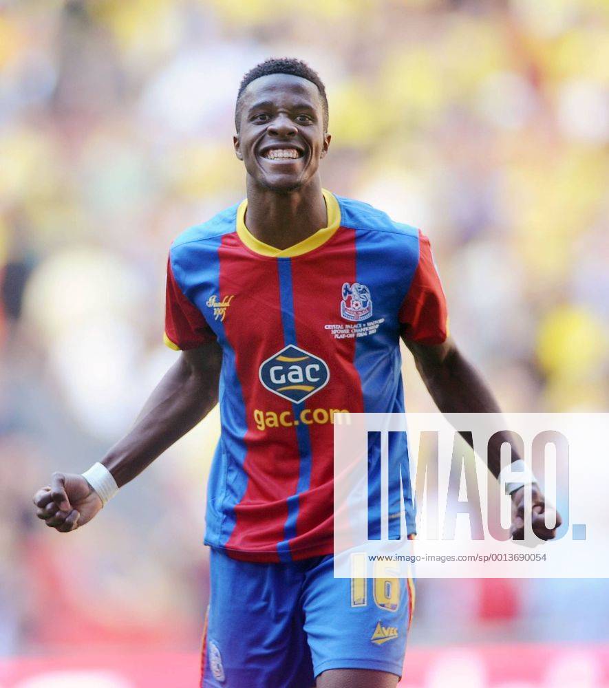 Football : Championship play-off final Crystal Palace vs FC Watford Wembley Wilfried Zaha - Crystal palace celebrates at the final whistle with the fans