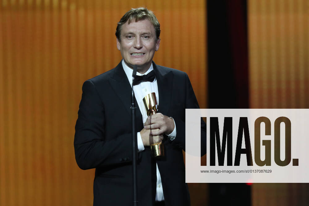 Deutscher Filmpreis 2021 BESTE MÄNNLICHE HAUPTROLLE Oliver Masucci · ENFANT TERRIBLE bei der Show während der Verleihung Deutscher Filmpreis 2021 in der Messe Berlin
