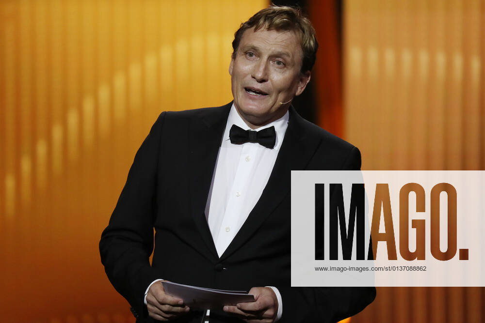 Deutscher Filmpreis 2021 Laudator BESTE WEIBLICHE NEBENROLLE Oliver Masucci bei der Show während der Verleihung Deutscher Filmpreis 2021 in der Messe Berlin