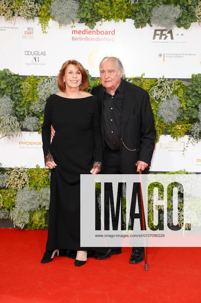 Deutscher Filmpreis 2021 Senta Berger mit Ehemann Michael Verhoeven auf dem roten Teppich bei der Verleihung der Lola - Deutscher Filmpreis 2021 im Palais am Funkturm in der Messe Berlin.