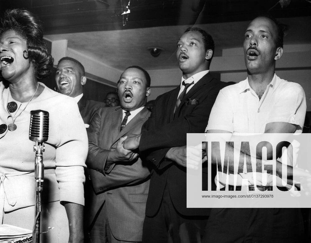 Mahalia Jackson, left, sings We Shall Overcome with civil rights leaders the Rev. Martin Luther King, third left, Jesse Jackson, second from right, and Albert Raby, right, on Aug. 4, 1966. The event happened at 844 W. 71st St. in Chicago, Illinois. - ZUMAm67_ 20211004_zaf_m67_024