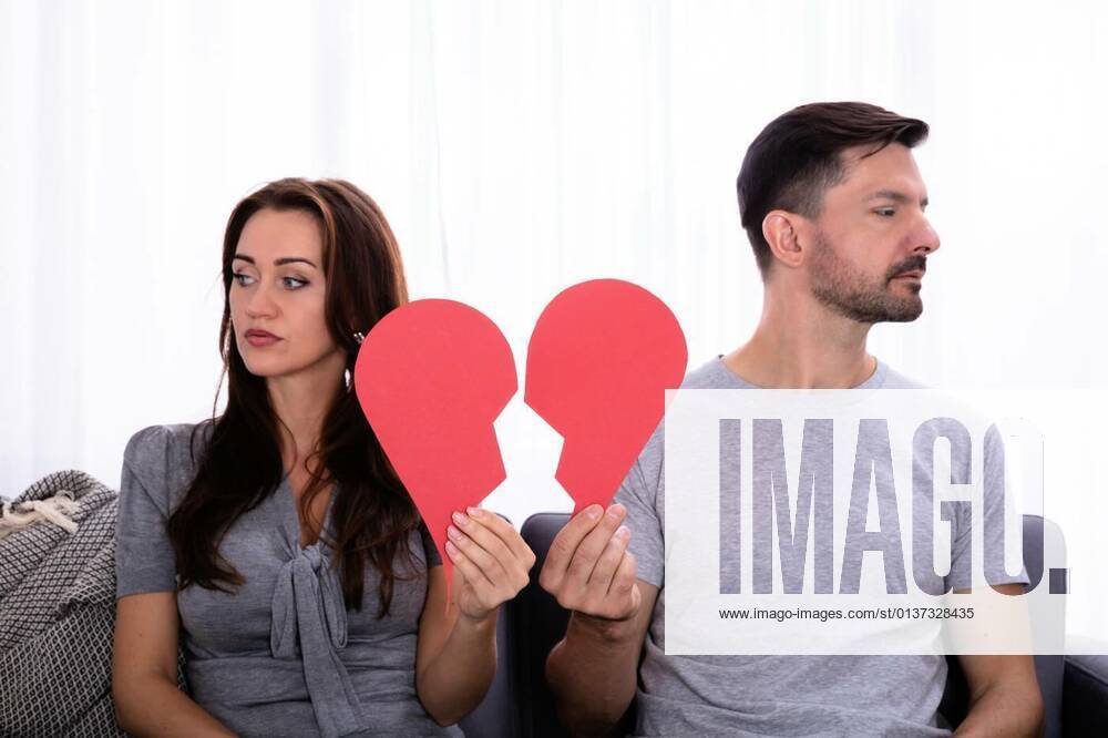Couple Sitting On Sofa Holding Broken Heart model released, Symbolfoto, 13.10.2020,