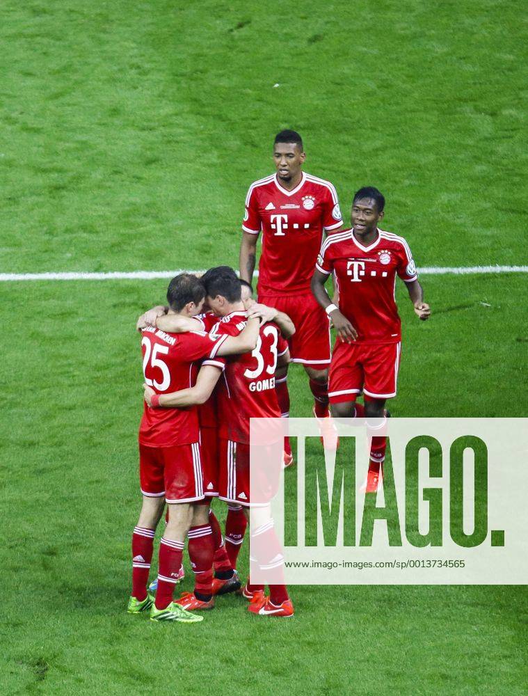 Mario Gomez ( Bayern 33 ) jubelt nach dem Tor zum 3-1 mit Thomas Müller Mueller (Bayern 25), David ALABA ( Bayern 27 ), Jerome BOATENG (Bayern Nr.17), Jubel, Freude, Emotionen, Feiern, Lachen, jubelt, freuen, reisst die Arme hoch, ballt die Faust Fussball DFB Pokal Finale , Berlin, am 01.06.2013 FC Bayern München - VFB STUTTGART ( 3-2 ) Saison1213 , Saison 2012 2013, DFB-Pokal