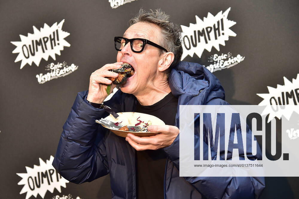 Opening OUMPF! POP-UP SPÄTI Rolf Scheider mit Black Burger grosses Opening OUMPF! POP-UP SPÄTI in Berlin am 05.10.2021