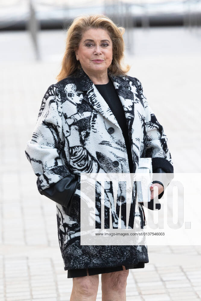Paris fashion week: Invités défilé Louis Vuitton. Defile Louis Vuitton. Catherine Deneuve. 273112 2021-10-05