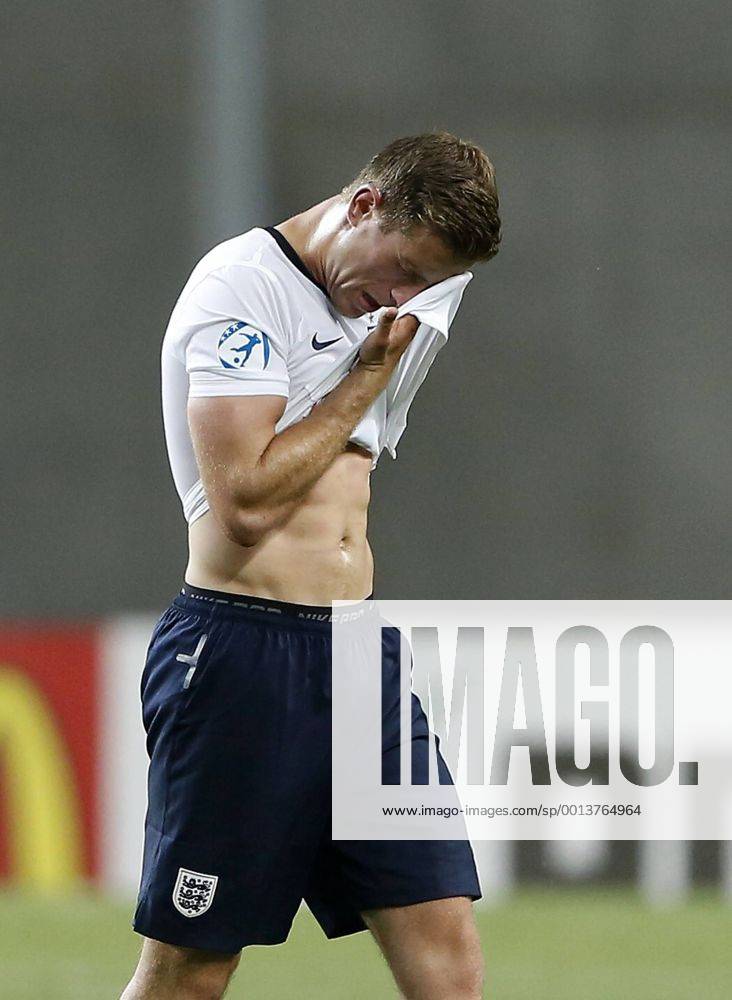 England s Jordan Henderson looks on dejected at the final whistle - England U21 vs Norway U21 - UEFA U21 Championship 2013 - Ha Moshava Stadium - Petah Tikva - Israel - 08 06 2013 - Pic David Klein Sportimage .