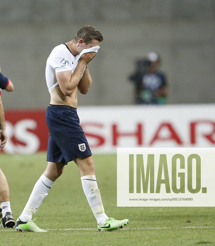 England s Jordan Henderson looks on dejected at the final whistle - England U21 vs Norway U21 - UEFA U21 Championship 2013 - Ha Moshava Stadium - Petah Tikva - Israel - 08 06 2013 - Pic David Klein Sportimage .