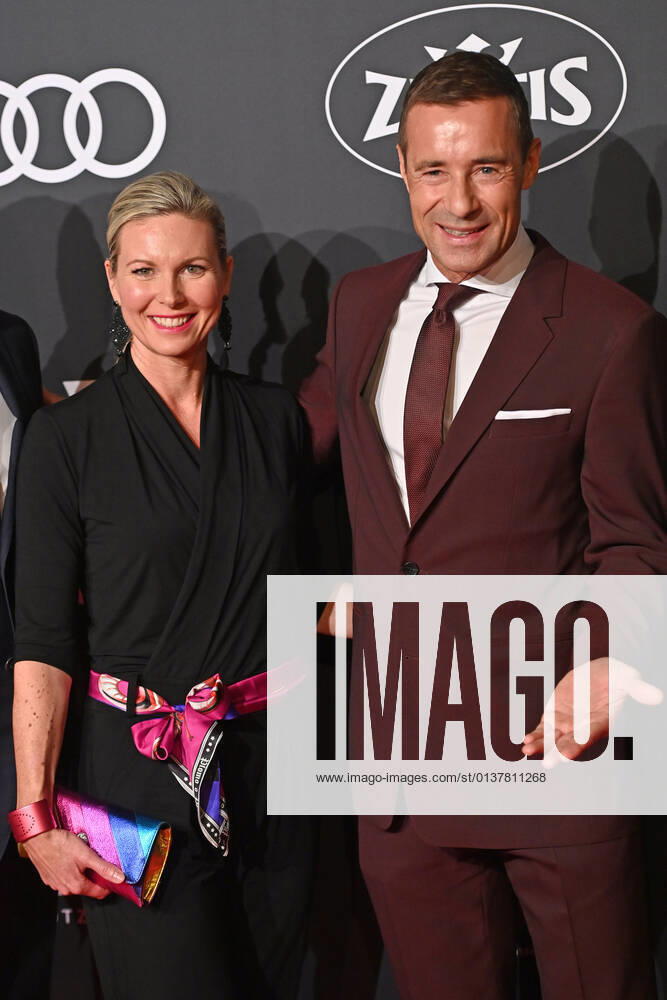 Kai PFLAUME (Moderator) mit Ehefrau Ilke. AUDI GENERATION AWARD 2021, Red Carpet am 06.10.2021 in Muenchen A L L I A N Z A R E N A.