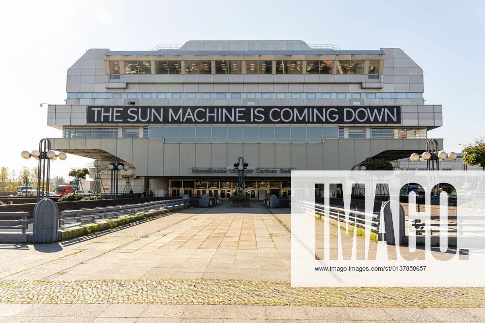 Bilder des Jahres 2021, Entertainment 10 Oktober Entertainment Themen der Woche KW40 07.10.2021, Berlin, Deutschland, GER,das Internationale Congress Centrum Berlin (ICC), Kunstfestival The Sun Machine Is Coming Down.Die Berliner Festspiele feiern ihr 70-jähriges Jubiläum.