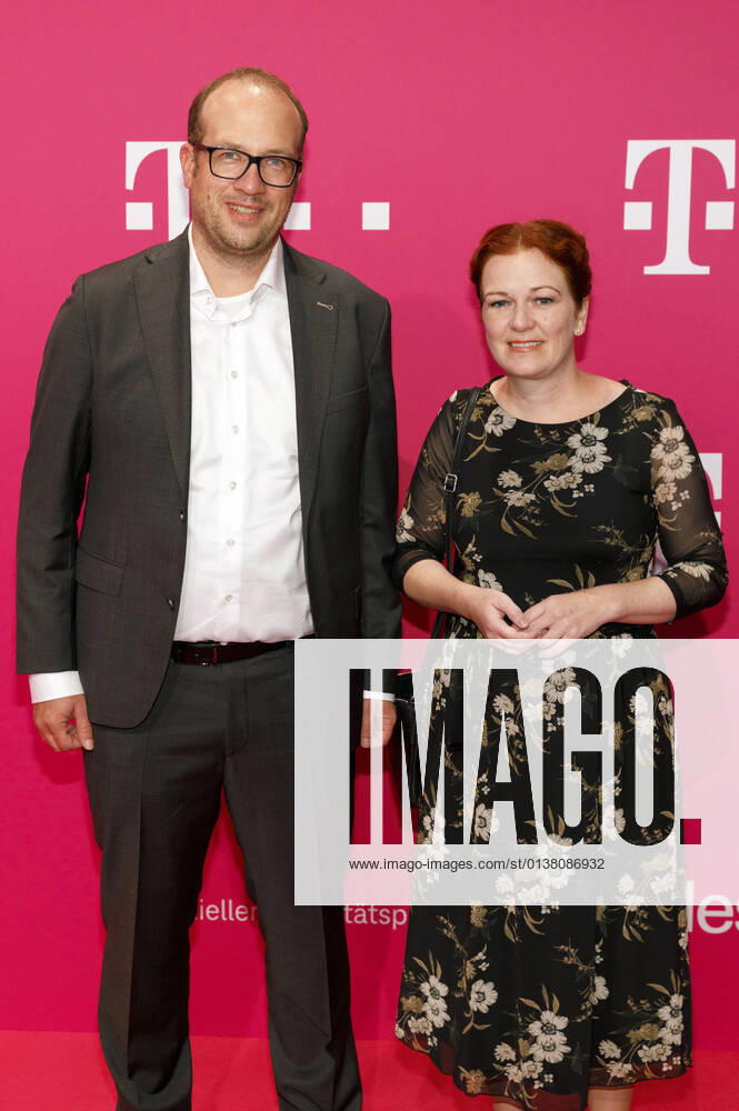 Katja Dörner mit Ehemann Till Winkelmann bei der Uraufführung der mittels Künstlicher Intelligenz vollendeten 10. Sinfonie von Ludwig van Beethoven nach Notizen des Komponisten im Telekom Forum. Bonn