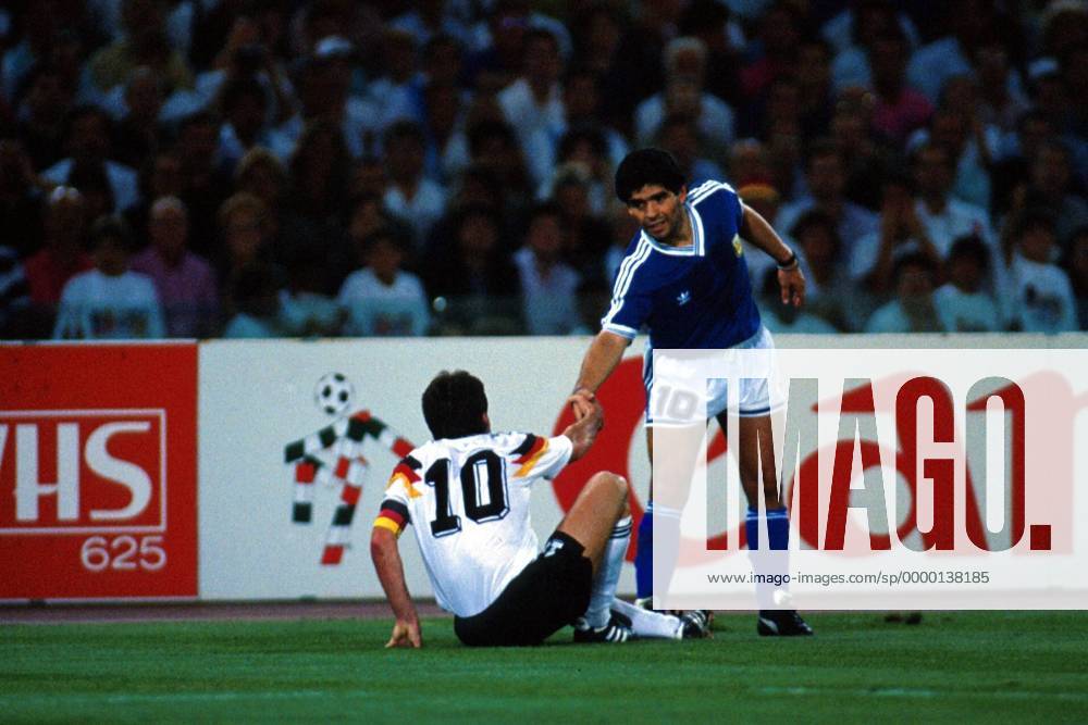 Diego Armando Maradona (Argentinien) hilft Lothar Matthäus (BRD) wieder auf die Beine Fußball WM Herren Weltmeisterschaft 1990, Länderspiel: BR Deutschland - Argentinien 1:0, Endspiel, Finale Gruppe Stadio Olimpico Rom Harmonie, Kameradschaft,