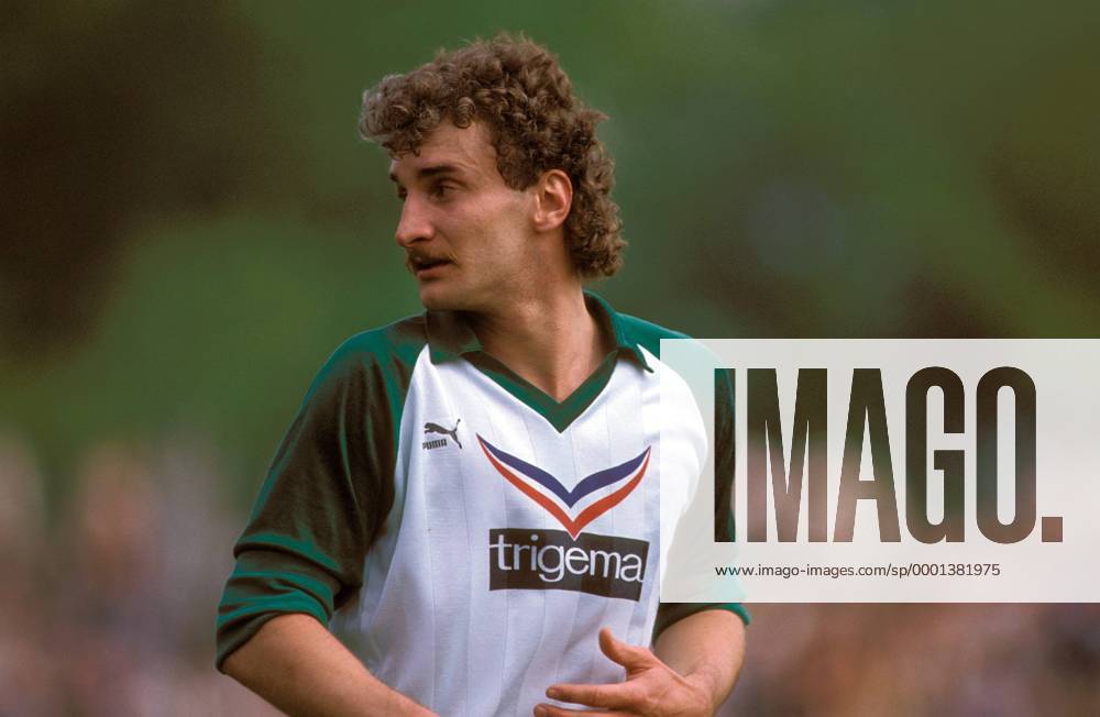 Rudi Völler (Bremen) Fußball 1. BL Herren DEUTSCHSPRACHIGE SPORTZEITSCHRIFTEN UND -ZEITUNGEN NUR NACH RÜCKSPRACHE, DFB-Pokal 1985 1986 Einzelbild Weil