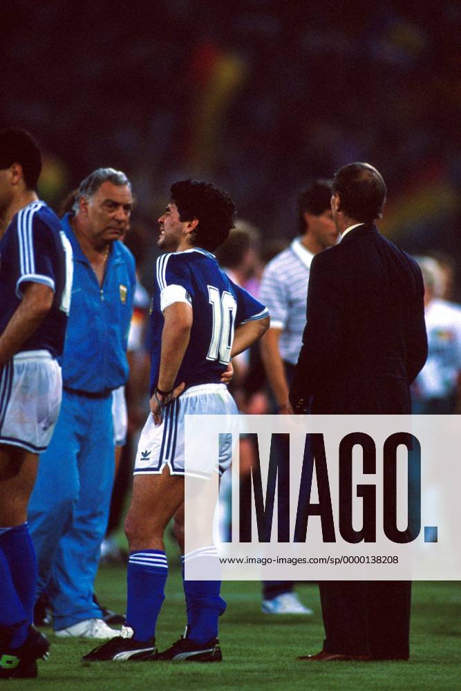 Carlos Bilardo (Argentinien, re.) auf dem Rasen nach Spielschluß, daneben kämpft Diego Armando Maradona mit den Tränen Fußball WM Herren Weltmeisterschaft 1990, Länderspiel: Argentinien, Endspiel, Finale Gruppe Stadio Olimpico Rom Enttäuschung,