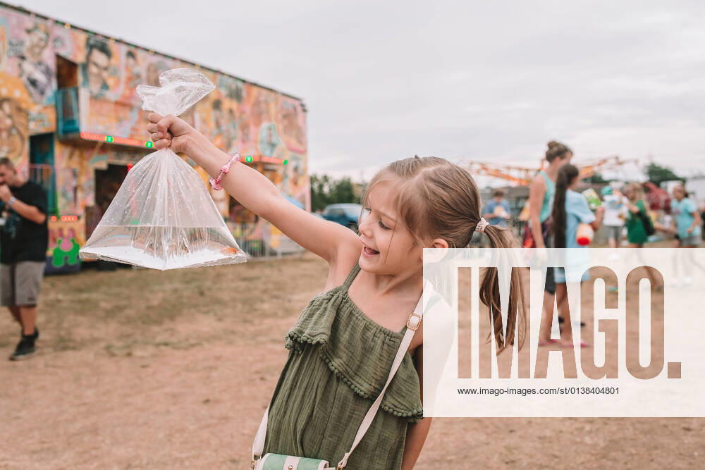 IMAGO Creative: Jahreszeit Sommer, Festivals summer festival where we won a fish Fairfield, Ohio, United States CR_KRHE210923-838216-01 ,model released, Symbolfoto