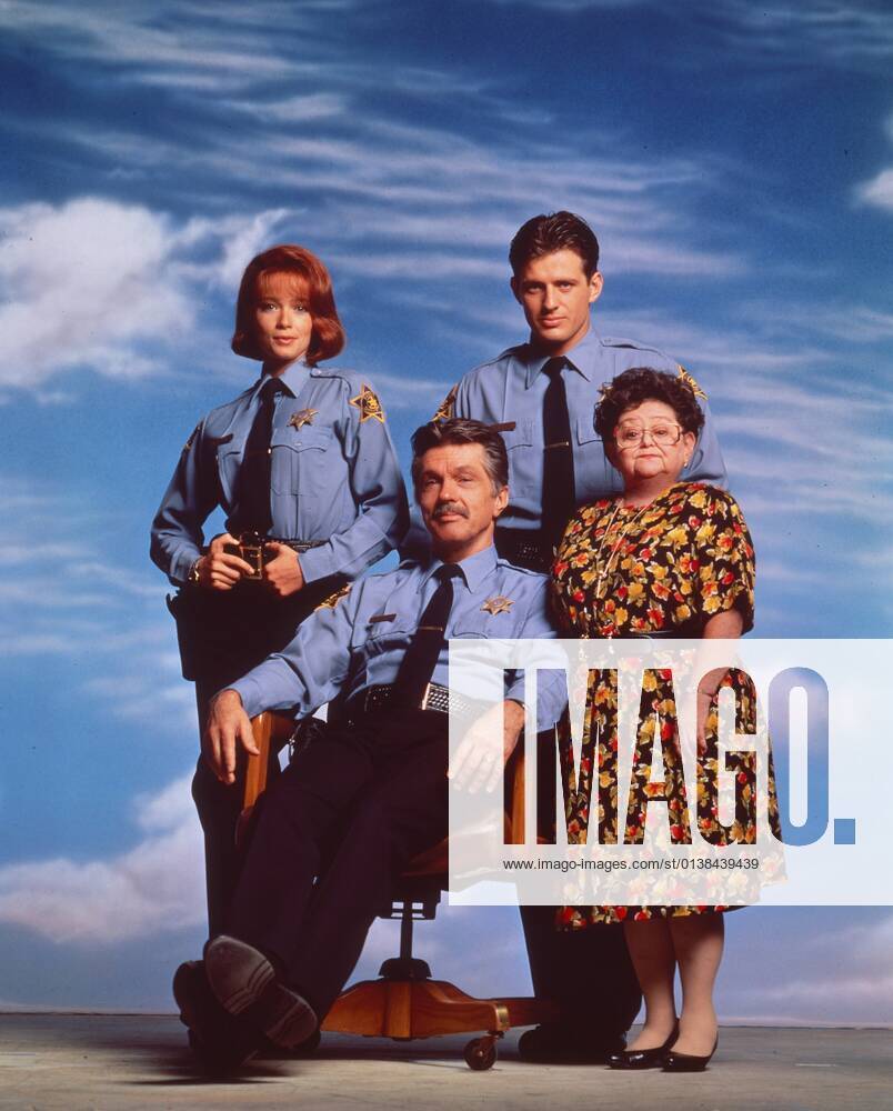 PICKET FENCES, clockwise from left: Lauren Holly, Costas Mandylor, Zelda Rubinstein, Tom Skerritt, 1992-96. ? 20th Century Fox Film Courtesy: Everett Collection Ref:T4DPIFE FE002 PUBLICATIONXNOTxINxCANxCHNxFRAxITAxJPNxNORxPOLxRUSxESPxUKxUSA