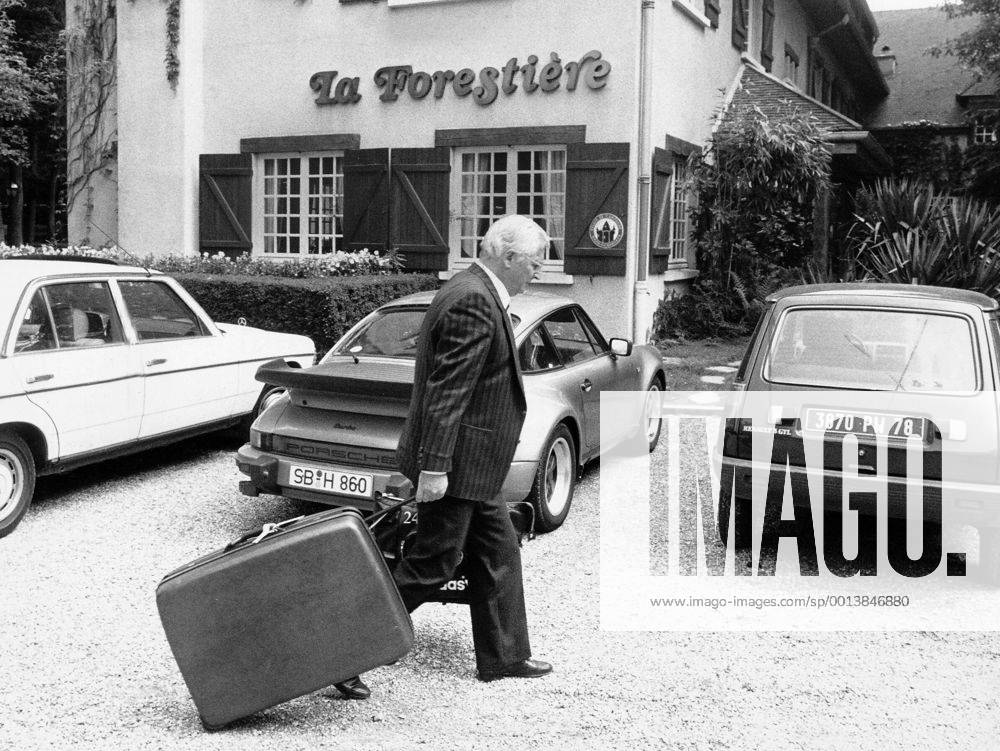 Bundestrainer Jupp Derwall (BR Deutschland) verlässt das Quartier La Forestiere nach dem Ausscheiden bei der Euro 1984
