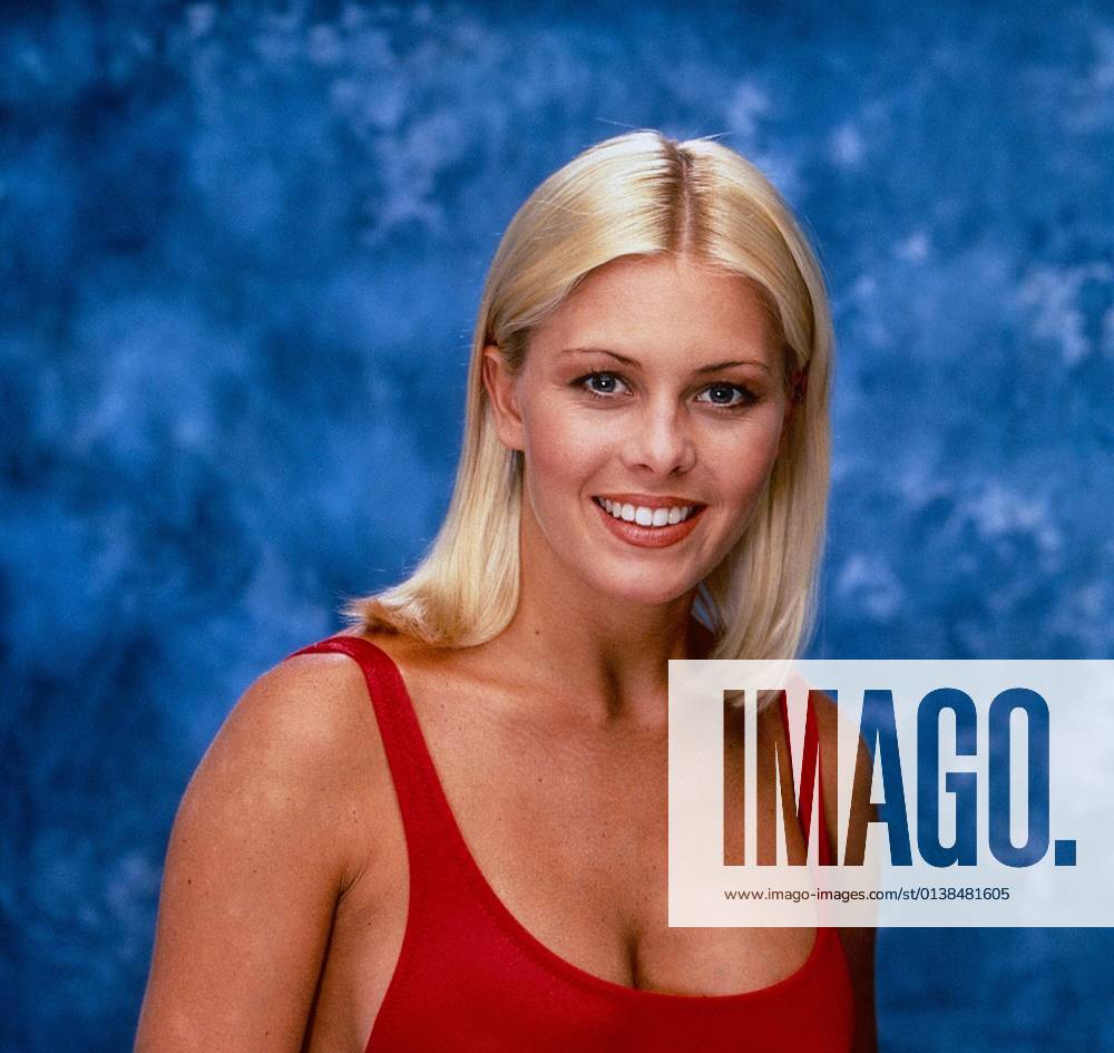 BAYWATCH, Nicole Eggert, 1989-2001, television, 1992. ?Pearson All-American Television Courtesy: Everett Collection. **US SALES ONLY** Ref:TSDBAYW EC022 PUBLICATIONXNOTxINxCANxCHNxFRAxITAxJPNxNORxPOLxRUSxESPxUKxUSA