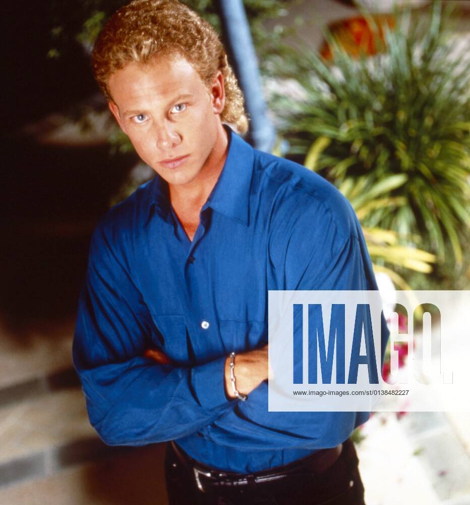 BEVERLY HILLS, 90210, Ian Ziering, 1990-2000. ph: Diego Uchitel TM and copyright ? Fox Network. All rights reserved. Courtesy Everett Collection Ref:TSDBEHI FE100 PUBLICATIONXNOTxINxCANxCHNxFRAxITAxJPNxNORxPOLxRUSxESPxUKxUSA