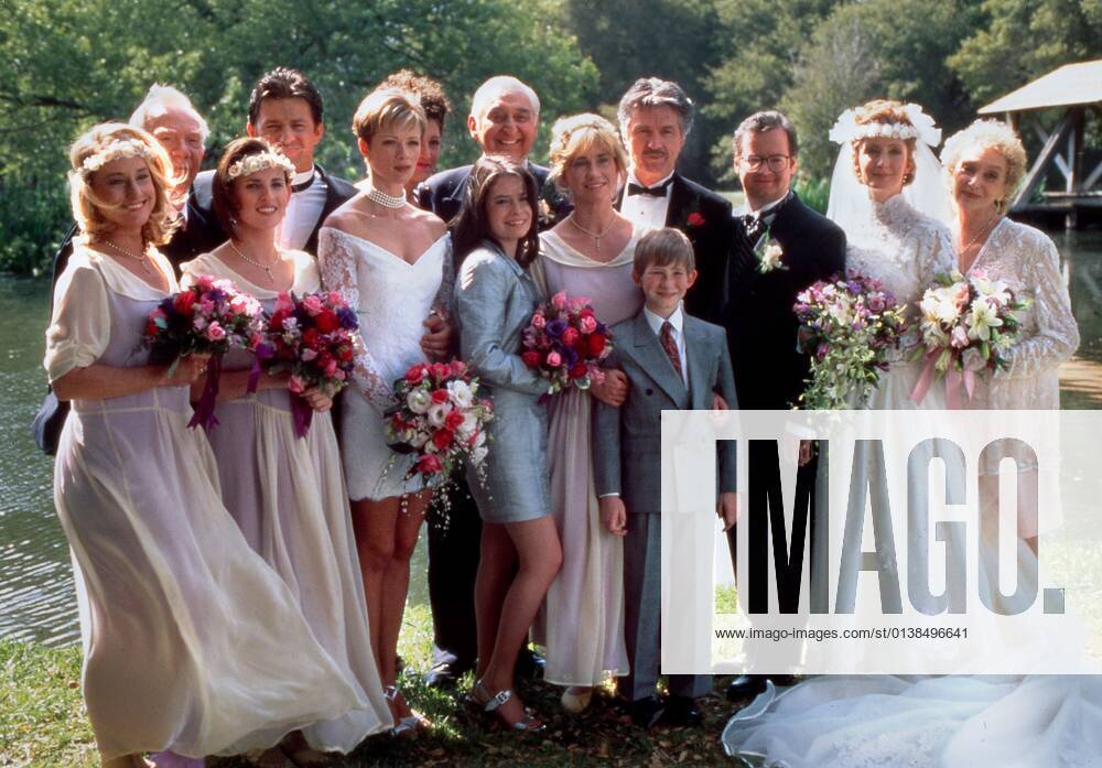 PICKET FENCES, from left: Lisa Chess, Ray Walston, Marlee Matlin, Costas Mandylor, Lauren Holly, Holly Marie Combs, Fyvush Finkel, Kathy Baker, Adam Wylie, Tom Skerritt, Kelly Connell, Sheila McCarthy, Erica Yohn, 1992-96. ? 20th Century Fox Film Courtesy: Everett Collection Ref:TSDPIFE FE048 PUBLICATIONXNOTxINxCANxCHNxFRAxITAxJPNxNORxPOLxRUSxESPxUKxUSA