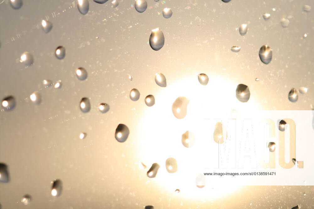 IMAGO Creative: Ende des Sommers sunset on a raindrops window nature background