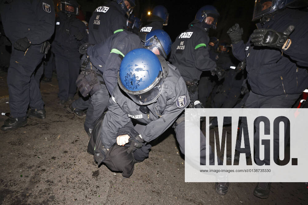 Bei einer Demo gegen die Räumung des linksautonomen Bauwagen-Camps Köpi in Berlin-Kreuzberg ist es zu Ausschreitungen gekommen. Dabei wurden Polizisten mit Flaschen, Steinen und Feuerwerkskörpern beworfen. Unbekannte haben in der Reichenbergerstraße Scheiben mehrerer Autos zerschlagen, Verkehrsschilder in parkende Autos gerammt und Dixieklos umgeschubst. Laut Polizei waren 7.000 bis 8.000 Teilnehmer vor Ort. Berlin