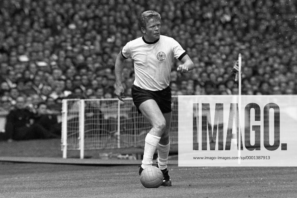 Helmut Haller (Deutschland) am Ball Fußball WM Herren Weltmeisterschaft 1966, Nationalmannschaft, Nationalteam, Nationaltrikot, Länderspiel, Endspiel, Vsw Einzelbild London
