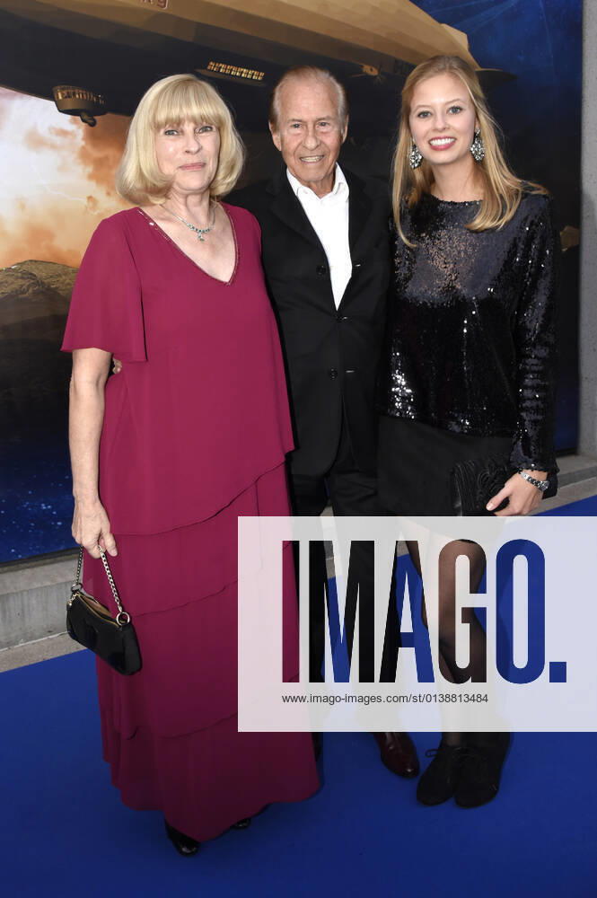 Michael Holm mit Ehefrau Beate Holm und Tochter Anna Franziska bei der Premiere des Musicals Zeppelin - Das Musical im Festspielhaus Neuschwanstein. Füssen
