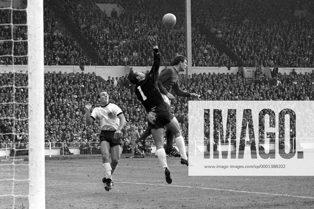 Geoff Hurst (England, re.) gegen Torwart Hans Tilkowski und Horst-Dieter Höttges (beide Deutschland) Fußball WM Herren Weltmeisterschaft 1966, Nationalmannschaft, Nationalteam, Nationaltrikot, Länderspiel, Endspiel Totale Wembley Stadion London Abwehr,
