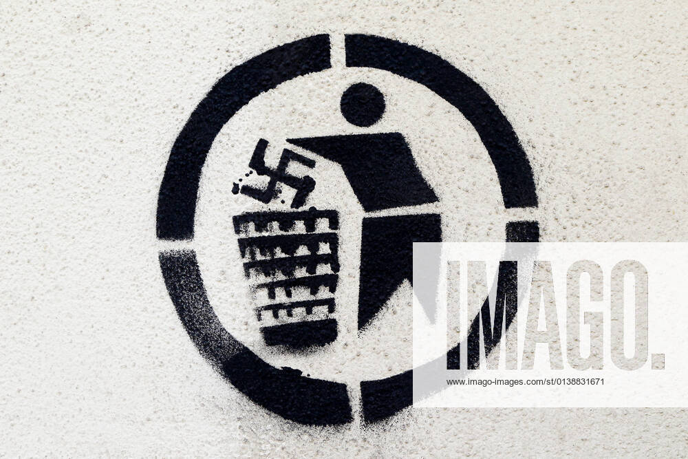 Hakenkreuz in die Mülltonne - Rechtsradikalismus stoppen - Nazis stoppen - Neonazis stoppen - gegen Rechts - Nie wieder Faschismus - Nazis nein Danke - Aufstehen gegen Rechts - Erlangen, Deutschland, DEU, GER, 09.09.2021 - Engagierte Menschen wollen mit ihrer Wandbotschaft ein politisches Zeichen setzen.