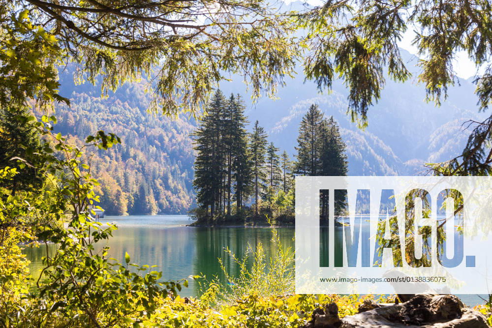 Der Raibler See in den Alpen bei Tarvisio im Herbst, Italien.