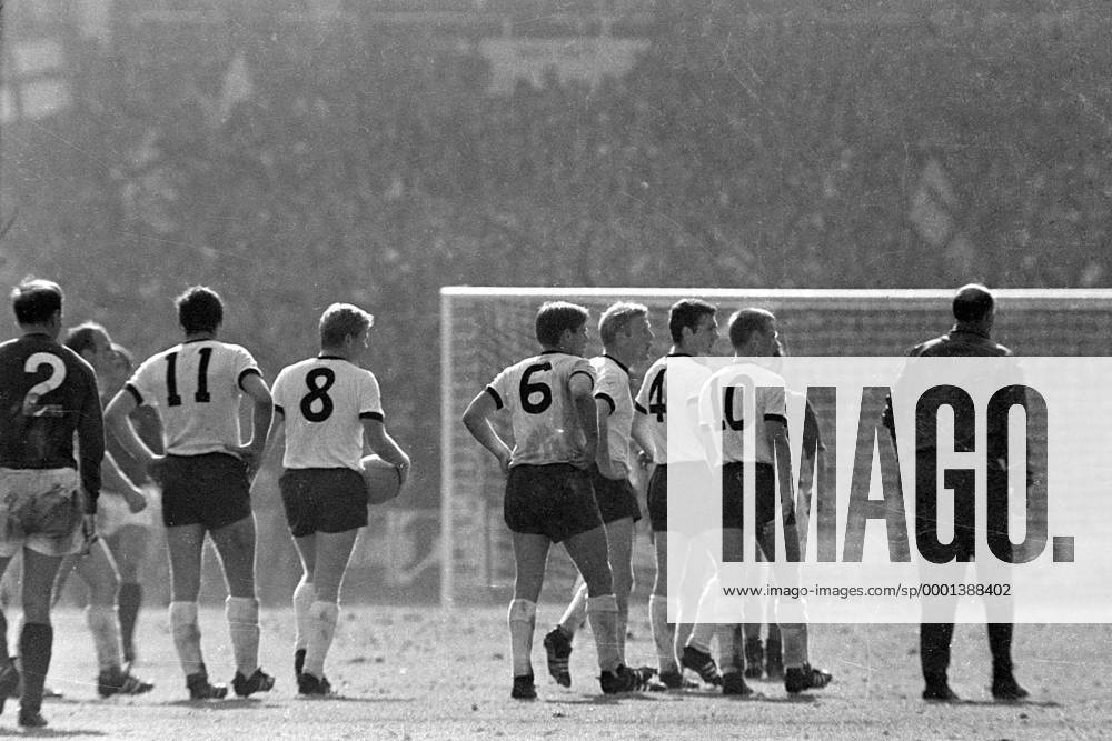 Fußball, WM 1966, Finale in Wembley, England - Deutschland 4-2 n.V. Bundestrainer Helmut Schön (re.) mit seinen enttäuschten Spielern, v.li.: Lothar Emmerich, Helmut Haller, Wolfgang Weber, Karl-Heinz Schnellinger, Franz Beckenbauer und Sigfried Held (alle Deutschland) Fußball WM Herren Weltmeisterschaft 1966, Nationalmannschaft, Nationalteam, Nationaltrikot, Länderspiel, Endspiel Gruppe London Enttäuschung,