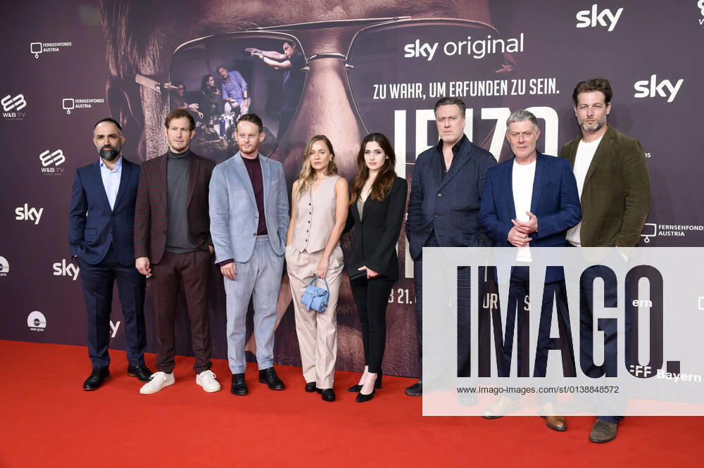 Bilder des Jahres 2021, Entertainment 10 Oktober Entertainment Themen der Woche KW41 David A. Hamade, Stefan Murr, Patrick Güldenberg, Cosima Lehninger, Deleila Piasko, Nicholas Ofczarek, Andreas Lust und Julian Looman bei der Premiere der Sky-Serie Die Ibiza-Affäre im Arri Kino. München