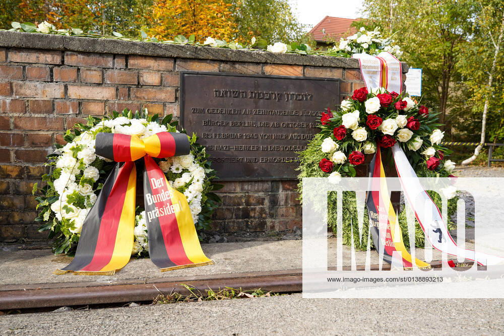 Berlin, Deutschland,GER,Gleis 17 Bahnhof Berlin-Grunewald. Vor achtzig Jahren, am 18. Oktober 1941, begannen in Berlin die Deportationen der Jüdischen Mitbürger.Ein Trauerkranz vom Bundespräsident sowie dem reg. Bürgermeister von Berlin.