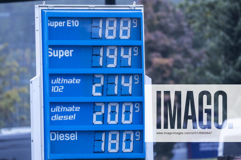 Die Spritpreise gehen durch die Decke. Der Dieselpreis ist auf einem Allzeithoch. An der Raststätte Sindelfinger Wald in Baden-Württemberg kostet Diesel ultimate bereits über zwei Euro pro Liter. 18.10.2021: DEU, Deutschland, Baden-Württemberg, Sindelfingen.