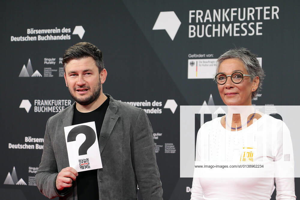 Frankfurt am Main, DEU Eroeffnung der Frankfurter Buchmesse. Mit Karin Schmidt-Friedrichs, Vorsteherin des Boersenvereins des Deutschen Buchhandels und Dmitry Glukhovsky, russischer Autor
