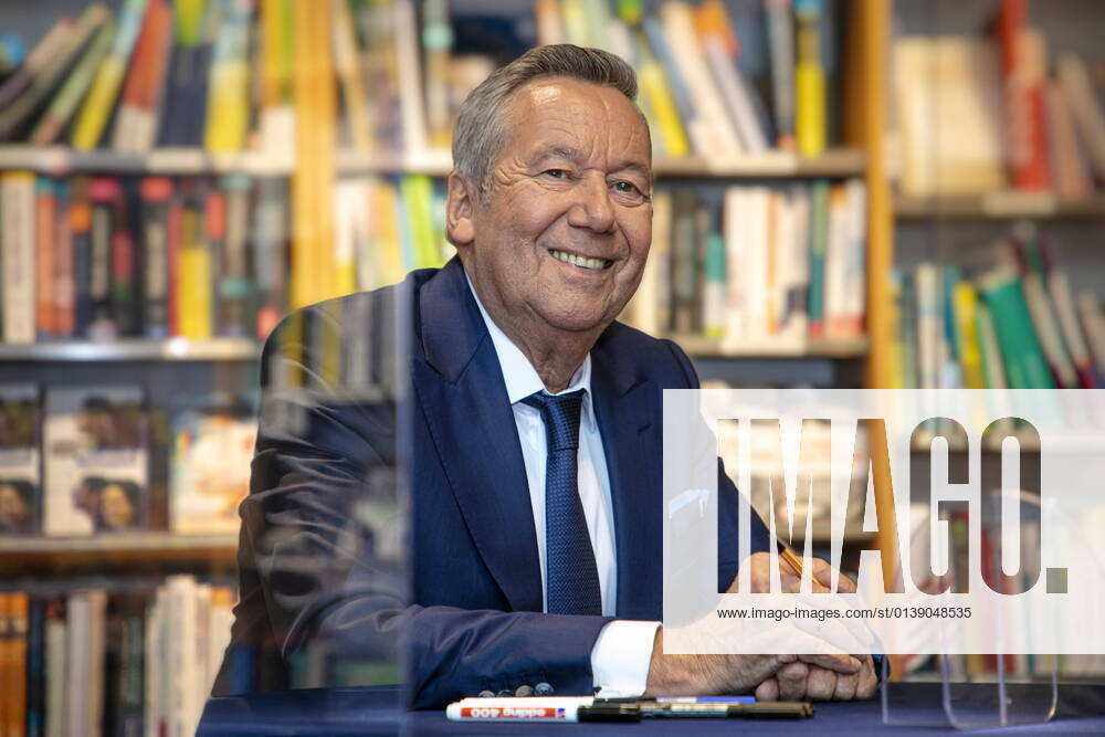 Schlager-Star Roland Kaiser (69) - bürgerlich: Ronald Keiler - stellt im Rahmen einer Signierstunde und einer Lesung seine Biografie Sonnenseite in der Thalia Buchhandlung in Dresden vor. 100 Fans ließen sich vorher ihr Exemplar des Buches vom Künstler handsignieren. Später las er einige Passagen aus dem Buch und plauderte mit den Zuhörern über Interessantes aus seinem Leben.