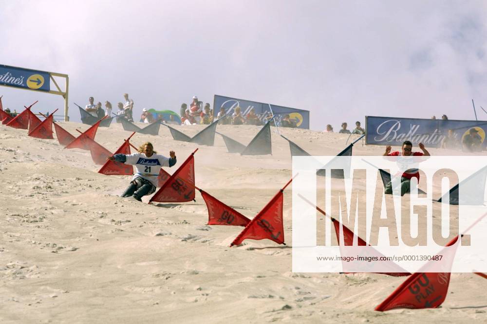 Zwei Sandboarder beim Duellslalom Sandboarding WM Herren Weltmeisterschaft 2002, Sand Boarding, Sandboard, Sandboarden, Funsport, Trendsport, Fun, Trend Totale Monte Kaolino Hirschau bei Amberg