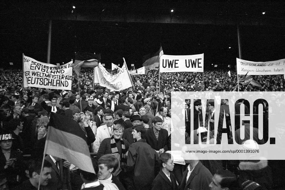 Deutsche Fans grüßen mit Plakaten Uwe Seeler und meinen: Die Beatles kommen aus England, der Weltmeister aus Deutschland Fußball WM Herren Weltmeisterschaft 1966, Länderspiel, Nationalmannschaft, Nationalteam, Vneg, Vsw Totale deutscher, deutsche Birmingham