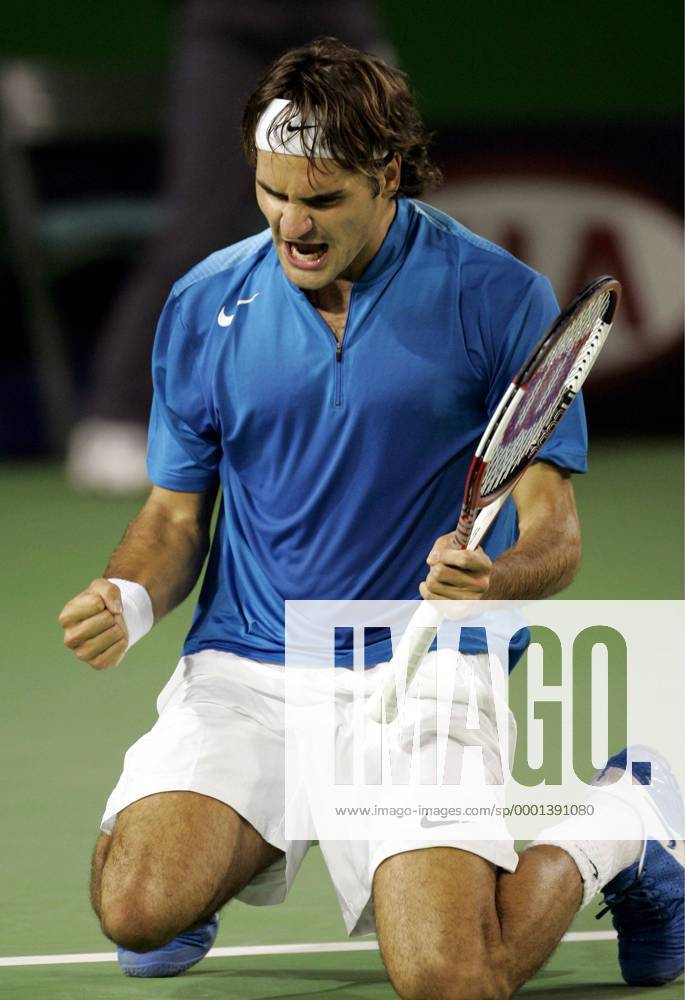 Roger Federer (Schweiz) kniet am Boden und jubelt Tennis Herren Australian Open 2005, ATP Tour, Grand Slam, Hartplatz, Hardcourt, Hartplatztennis, Hartplatzturnier Einzelbild pan8040 Melbourne Begeisterung, Freude,