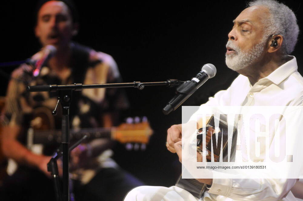Bilder des Jahres 2021, Entertainment 10 Oktober Entertainment Themen der Woche KW42 Der ehemalige brasilianische Kulturminister und Sänger Gilberto Gil mit seinem Sohn Bem Gil (li.) 2021 in der Essener Philharmonie. Former Brazilian secretary of cultural affairs and singer Gilberto Gil with his son Bem Gil (l.) at the Philharmonie Essen 2021. Essen NRW DEU;DE;GERMANY;DEUTSCHLAND;ALLEMAGNE