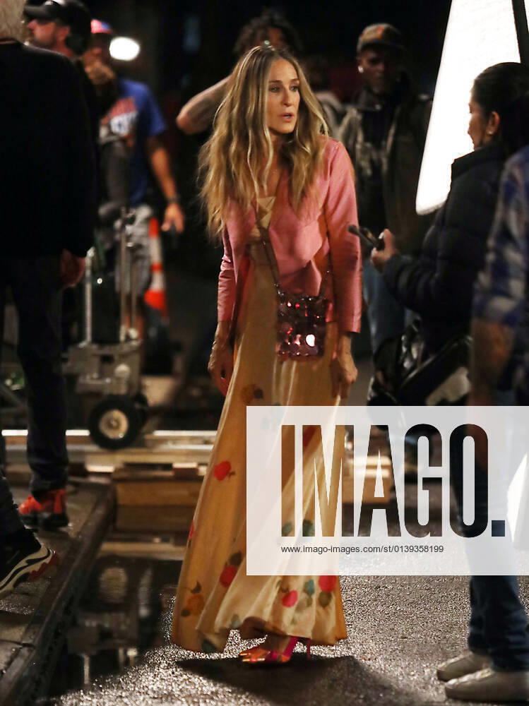 Sarah Jessica Parker shooting on set of HBOMax Sex and the City reboot series And Just Like That in New York October 20, 2021