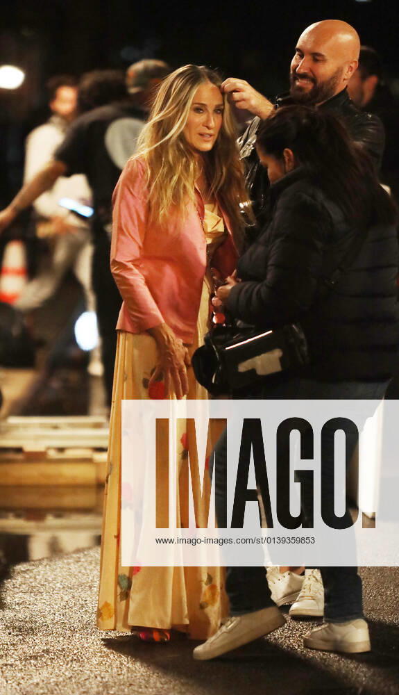 Sarah Jessica Parker shooting on set of HBOMax Sex and the City reboot series And Just Like That in New York October 20, 2021
