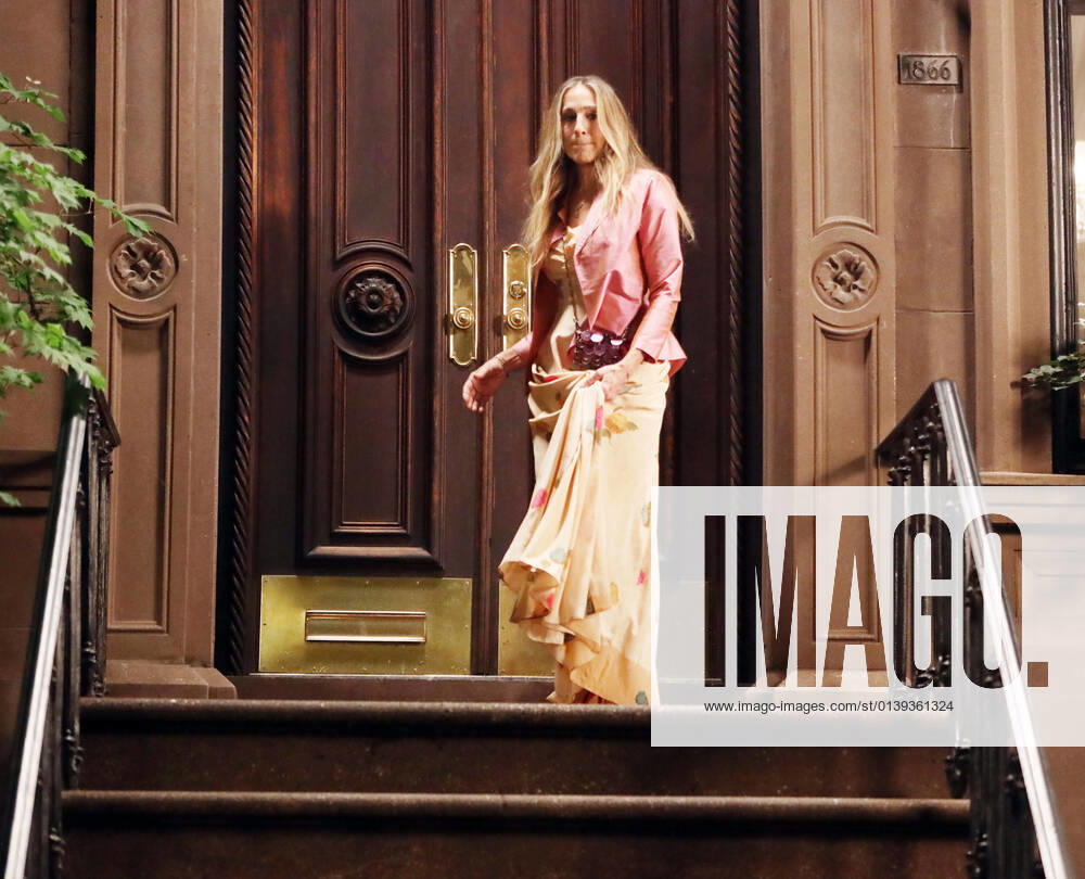 Sarah Jessica Parker shooting on set of HBOMax Sex and the City reboot series And Just Like That in New York October 20, 2021