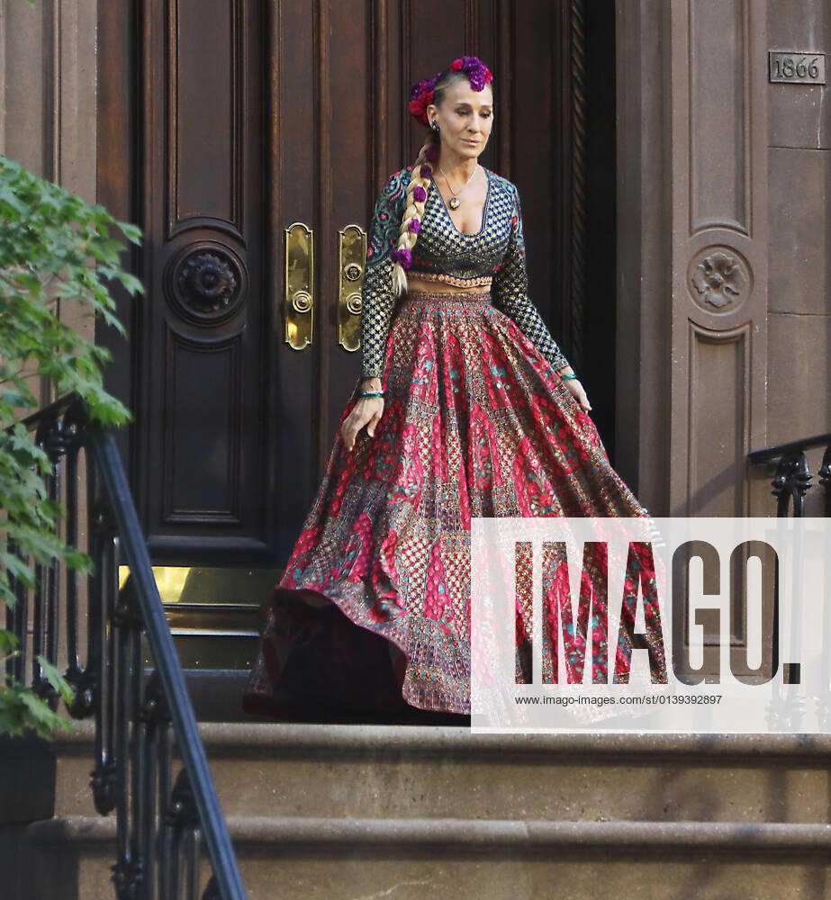 Sarah Jessica Parker, shooting on set of HBOMax Sex and the City reboot series And Just Like That in New York October 20, 2021