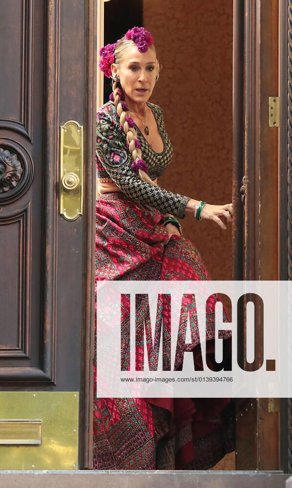 Sarah Jessica Parker, shooting on set of HBOMax Sex and the City reboot series And Just Like That in New York October 20, 2021