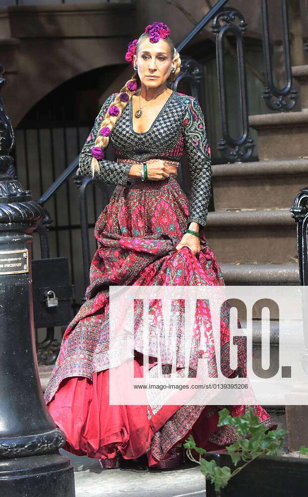 Sarah Jessica Parker, shooting on set of HBOMax Sex and the City reboot series And Just Like That in New York October 20, 2021