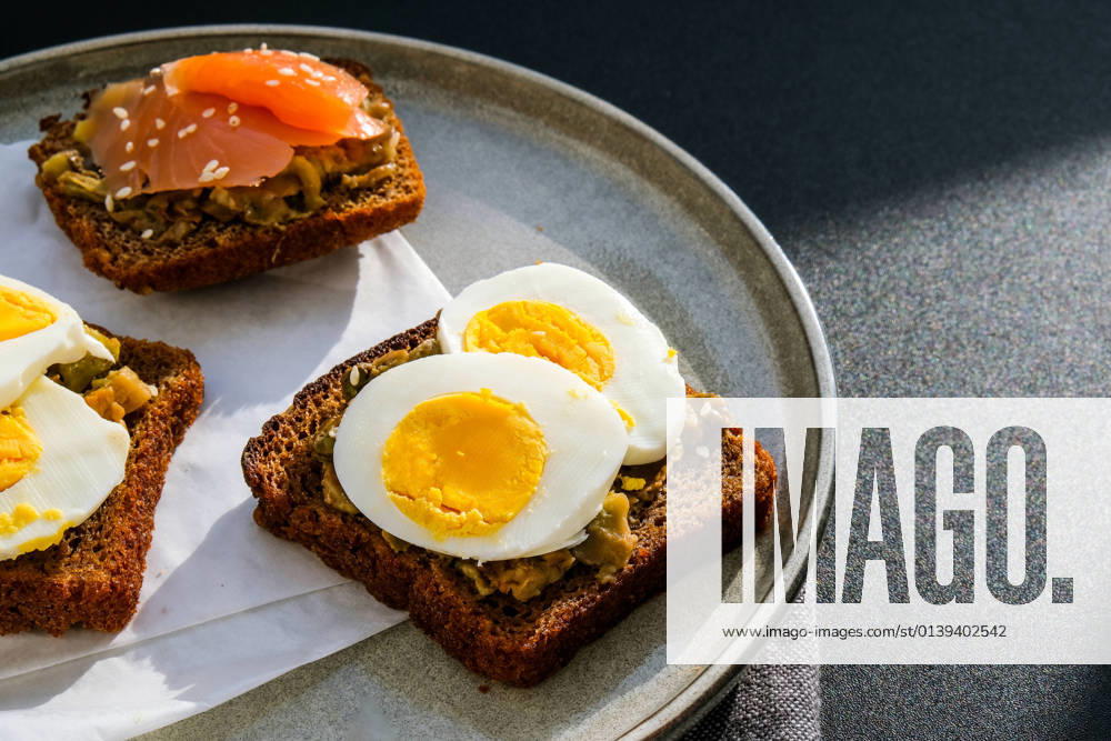 Toasted breads with boiled eggs, avocado and salmon. Guacamole sandwiches. Healthy breakfast. Sesame seeds. Vegetarian healthy eating. Toasted breads with boiled eggs, avocado and salmon. Guacamole sandwiches. Healthy breakfast. Sesame seeds. Vegetarian healthy eating. Diet. Snack Selective focus, close up