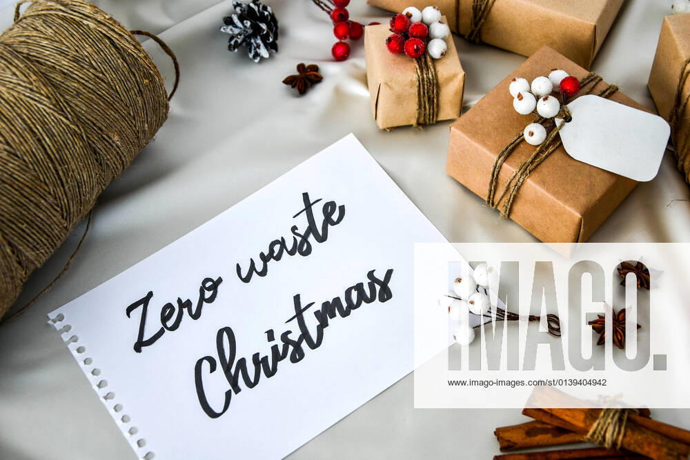 IMAGO Creative: Weihnachten, DIY, Geschenke verpacken - Nachhaltigkeit Zero waste Christmas text with presents with decorations on champagne colored silk background. Copy space. Eco friendly packed gift with tags from craft cardboard Zero waste Christmas text with presents with decorations on champagne colored silk background. Copy space. Eco friendly packed gift with tags from craft cardboard. New year