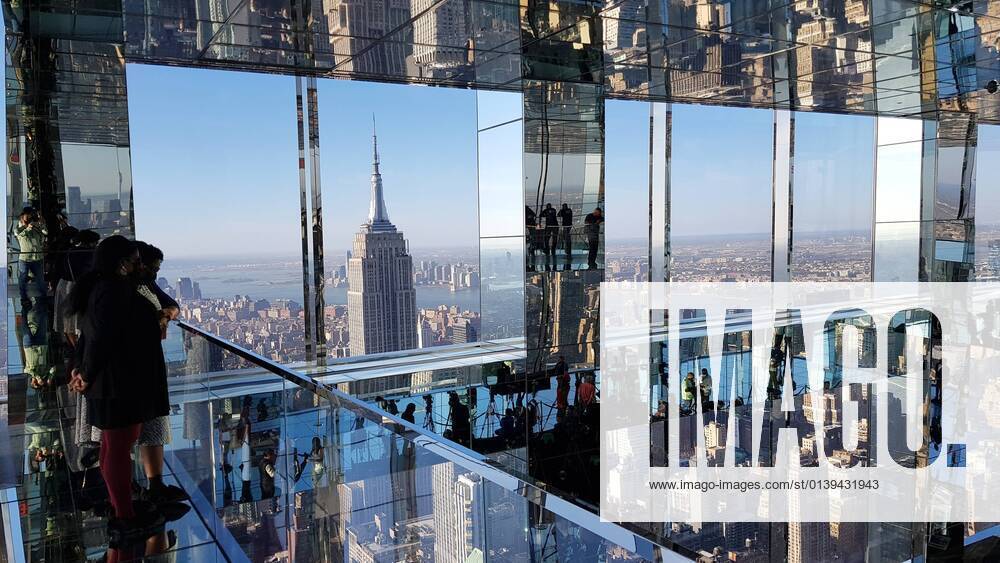KW42 People look at the city from the new Summit viewpoint, located on the 91st floor of the One Vanderbilt skyscraper in New York, USA, 21 October 2021. The brand new One Vanderbilt skyscraper, which rises 427 meters in the heart of the New York district of Manhattan, inaugurated this Thursday a kaleidoscopic viewpoint on its 91st floor, where the fascinating views of the city are reflected in the mirrors that line all the rooms , repeating to infinity the sky, the city and the visitors. New York never tires of looking at itself from above !ACHTUNG: NUR REDAKTIONELLE NUTZUNG!